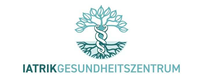 Ein blaugrünes und weißes Logo mit einem Baum, Wurzeln und einem Caduceus in Form einer Doppelschlange über dem Text „IATRIKGESUNDHEITSZENTRUM“.
